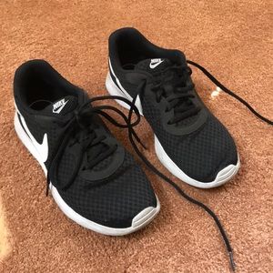 Nike Tanjun tennis shoes